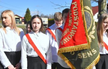 Uczniowie SP w Czarnej Sędziszowskiej upamiętnili ofiary Zbrodni Katyńskiej
